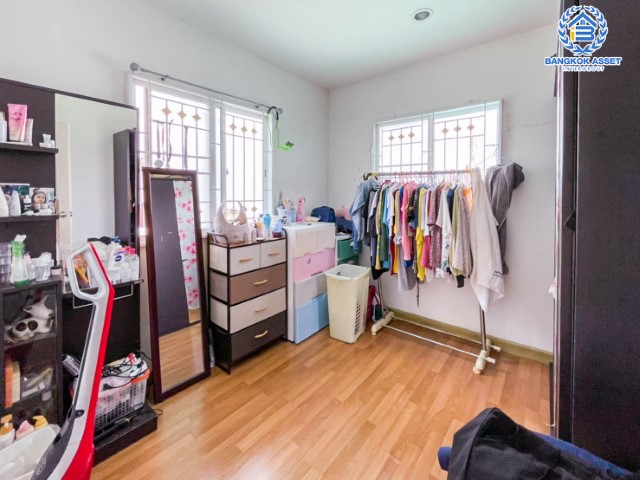 ทาวน์เฮ้าส์มือสอง นนทบุรี ม.พฤกษาทาวน์เน็กซ์ นครอินทร์ หลังมุม! เนื้อที่ 39.50 ตร.ว. ฟังก์ชัน 3 ห้องนอน 2 ห้องน้ำ 2 ที่จอดรถ  สภาพภายในสวย พร้อมเข้าอยู่ได้ทันที ฟรี! แอร์ 2 เครื่อง บนทำเลเดินทางสะดวก ติดถนนนครอินทร์ เชื่อมต่อถนนราชพฤกษ์ ถนนกาญจนาภิเษก ใกล้จุดขึ้นทางด่วน "ศรีรัช"...